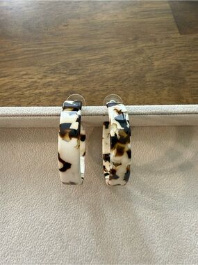 Tortoiseshell Resin Hoop Earrings - Cream & Brown